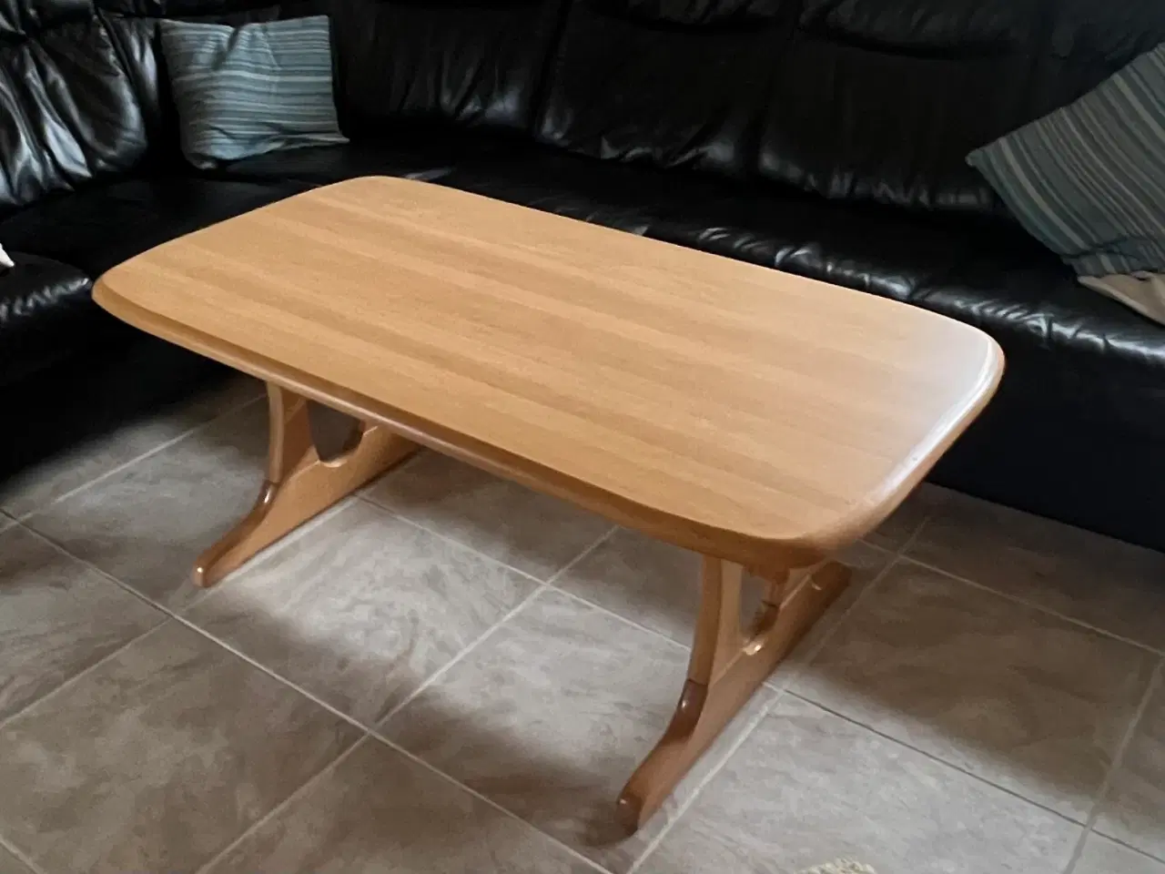 Billede 1 - Sofabord i lakeret massiv bøgetræ