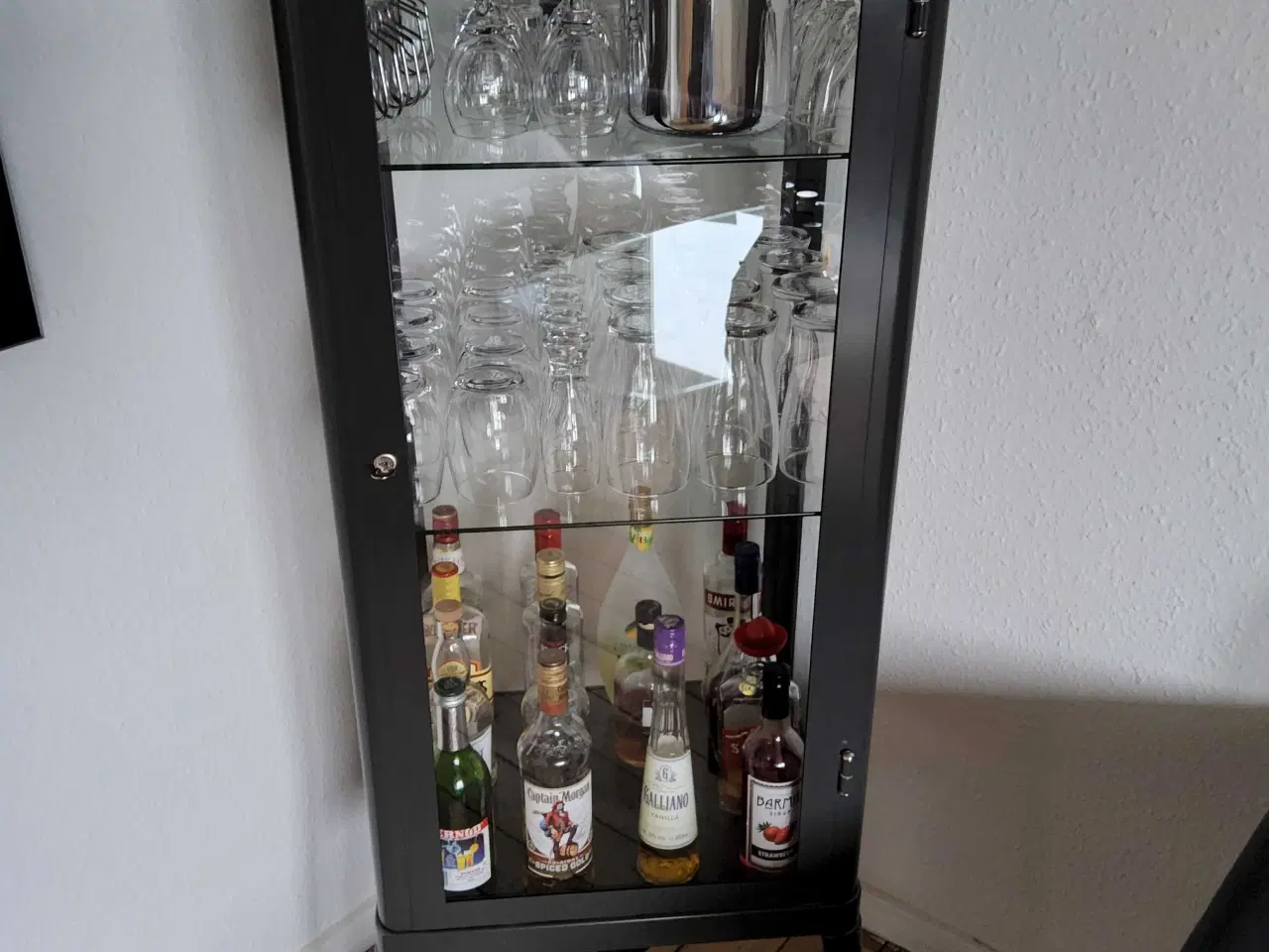 Billede 1 - Vitrineskab 8 månder gammel