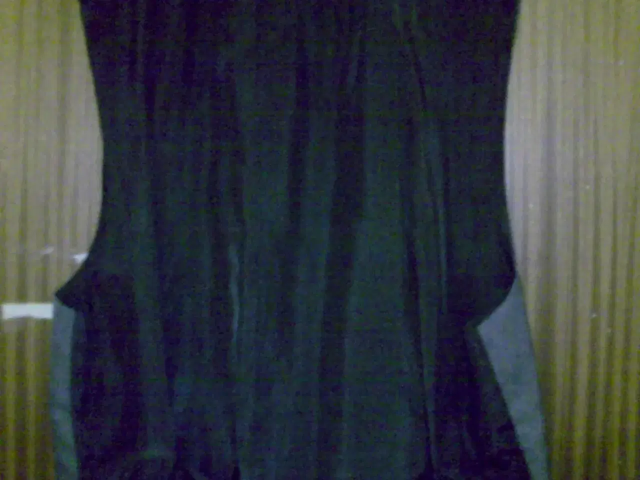 Billede 3 - vest i gråmeleret uld, med sort ryg