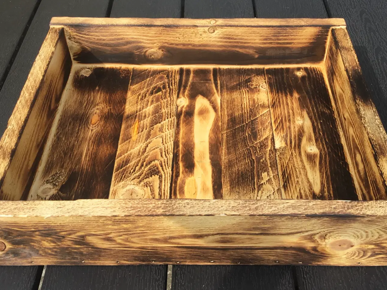 Billede 1 - Overflade brændt bakke i genbrugstræ  36,9 x 29,9