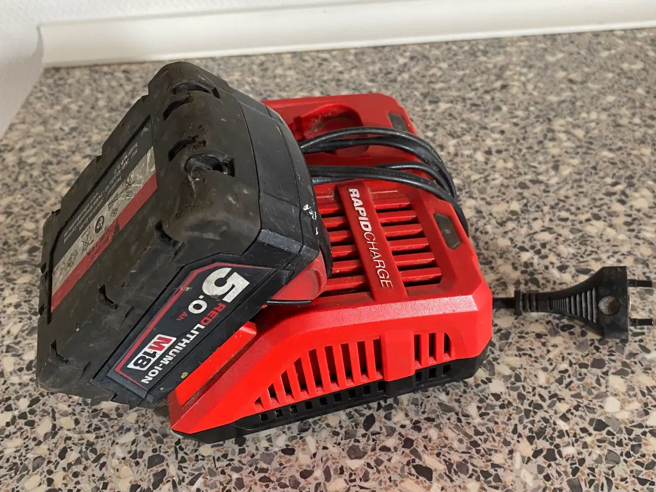 Billede 2 - Milwaukee lynlader med 5 ah batteri