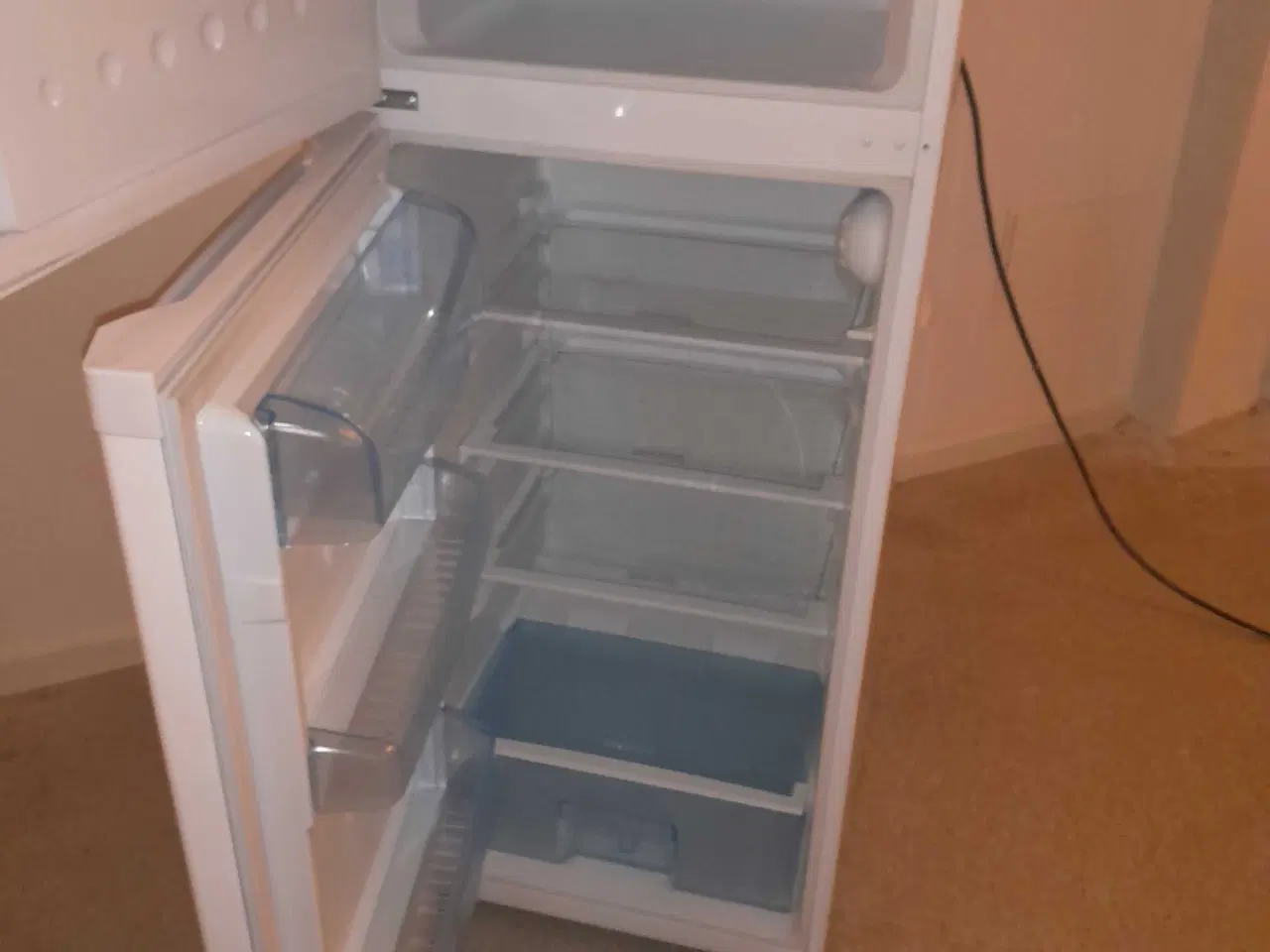 Billede 2 - Billigt køle/fryseskab sælges