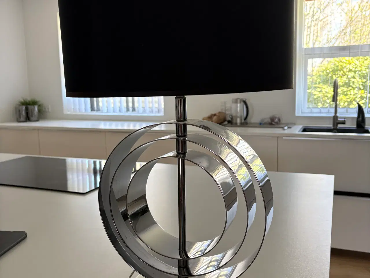 Billede 2 - Bordlampe sølv med sort skærm