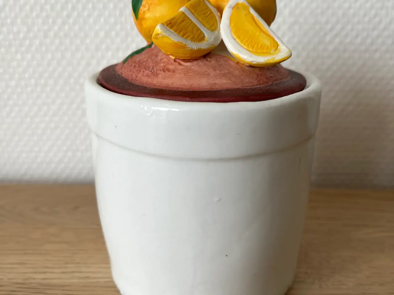 Billede 1 - Marmeladekrukke med appelsin-dekoration på låget
