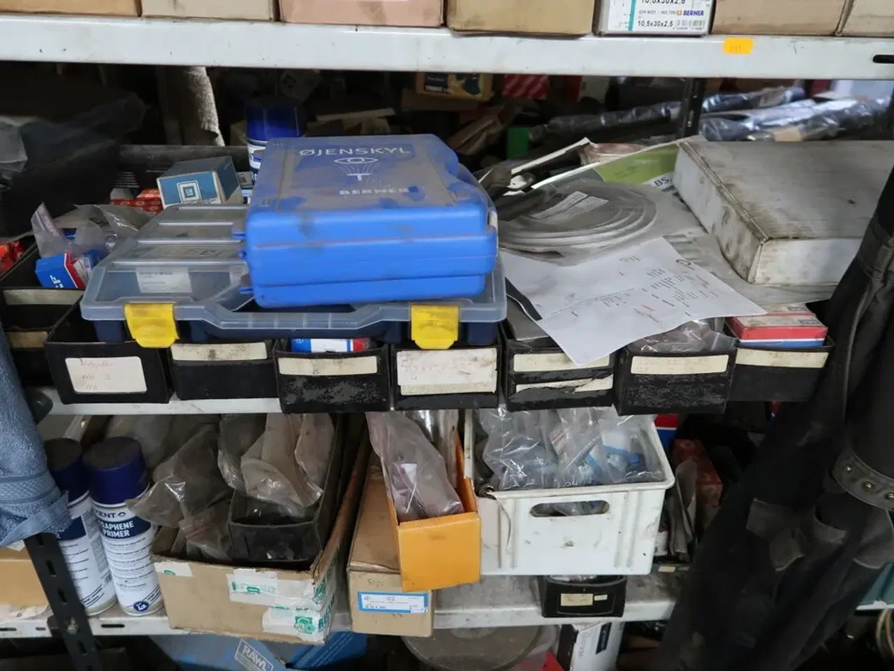 Billede 9 - Reol med div. Reservedele, værktøj m.m.