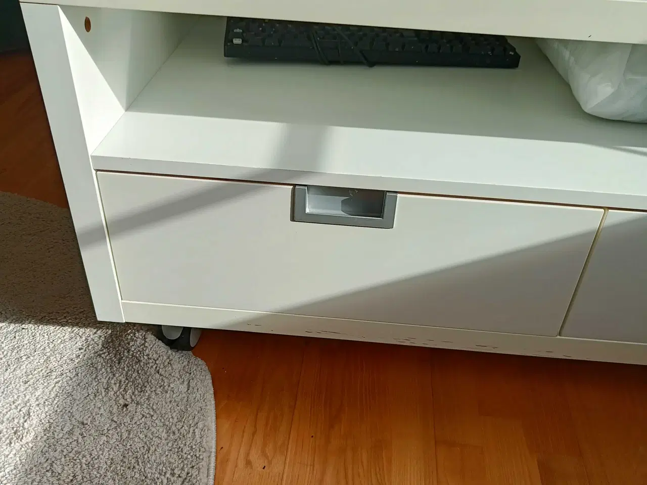 Billede 2 - TV bænk hvid m. hylde og skuffer