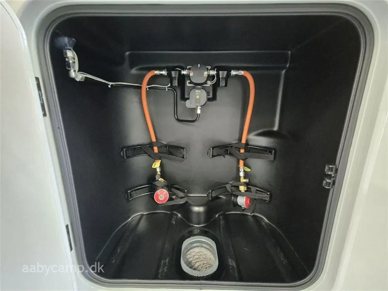 Billede 39 - 2025 - Niesmann+Bischoff Arto 78   solceller. 3x150 Ah lithium batterier. 3000w inverter. Elektrisk markise. Udv. gas/vand. Helårsdæk. 2x TV. Duo control. luft undervogn. Hydrauliske støtteben.