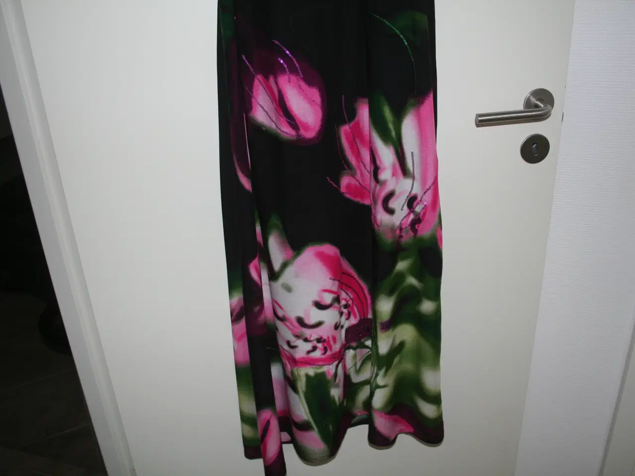 Billede 3 - Flot sort kjole med dejlige farve for neden