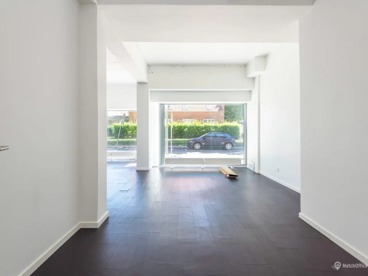 Billede 4 - Yderst central placering med store facadevinduer!