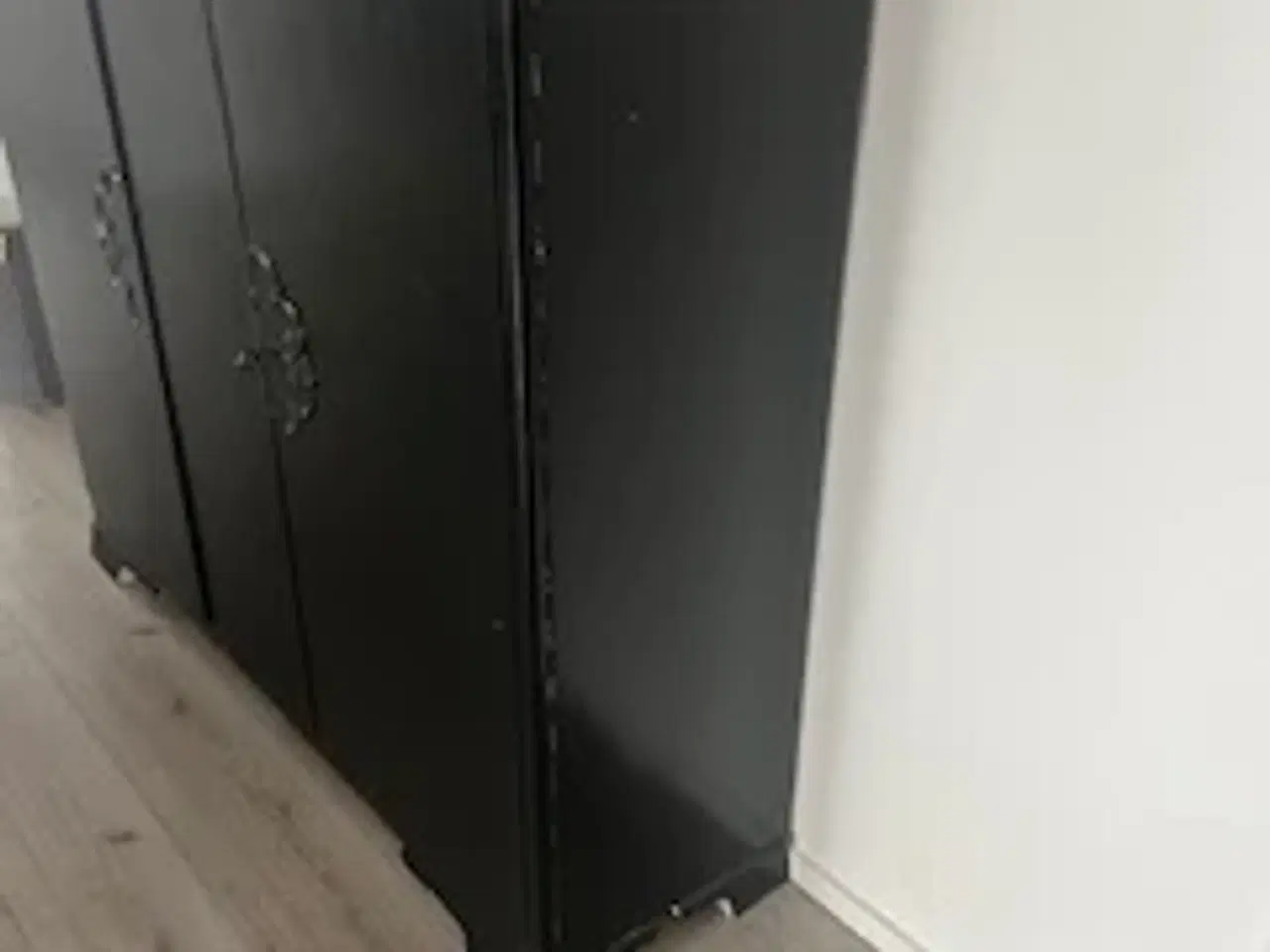 Billede 2 - Sort retro skænk i sort. Malet hvid indvendig