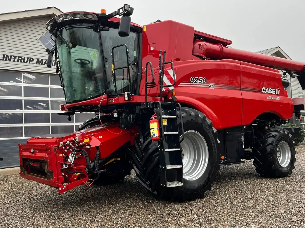 Billede 10 - Case IH 8250 Axial-Flow med 35fod Varicut skærebord. Dansk maskine