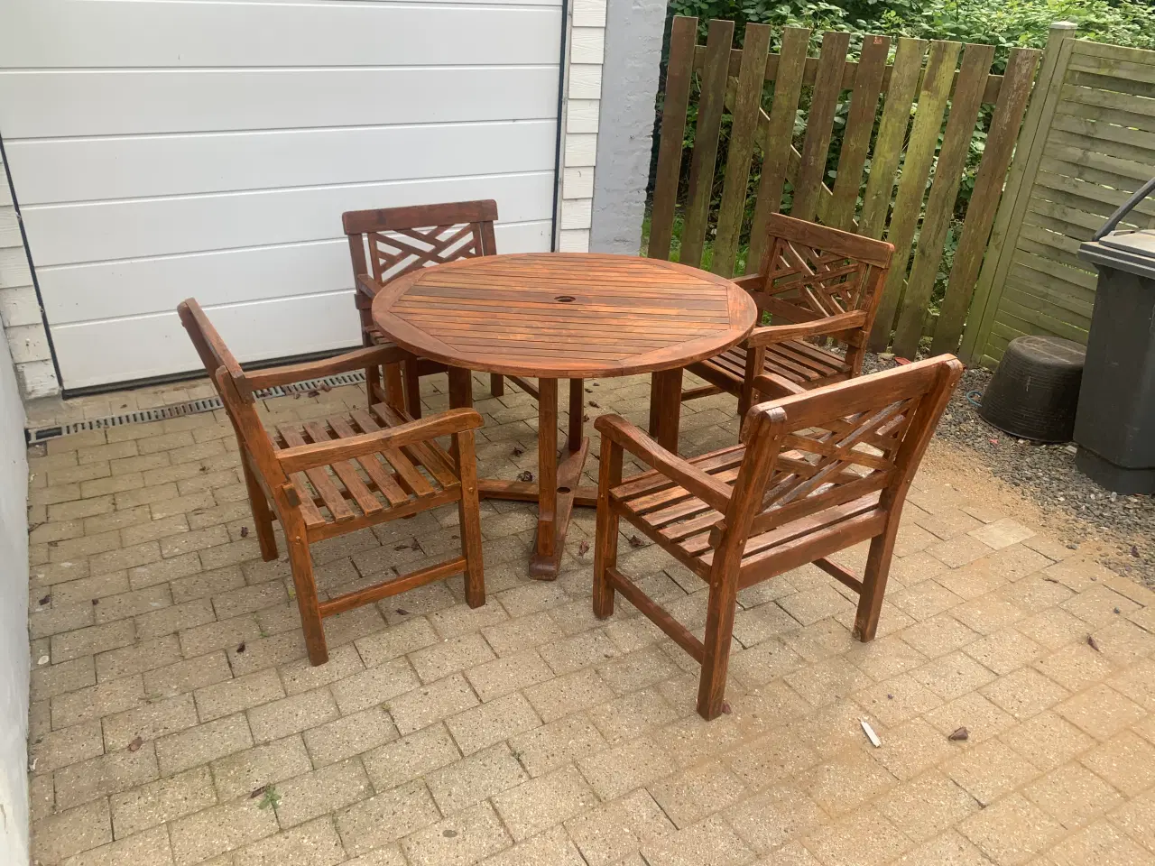 Billede 1 - Havebord, Teak + 4 brede stole.