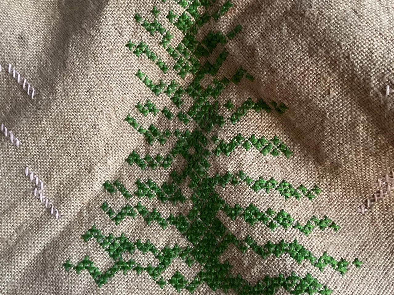 Billede 3 - Håndbroderet juletræstæppe 