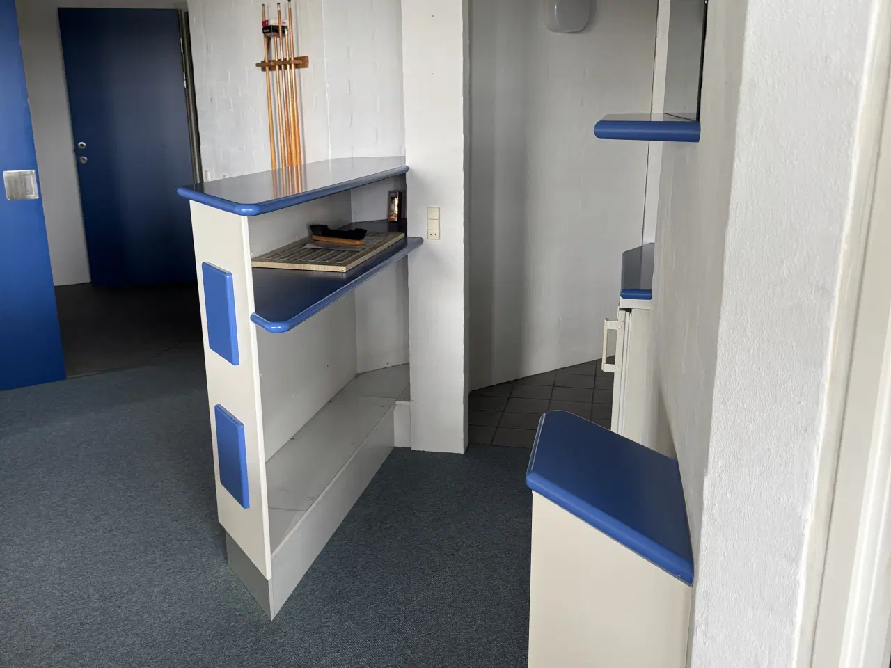 Billede 3 - Bar / receptionsdisk hvid med blå detaljer, Moduli