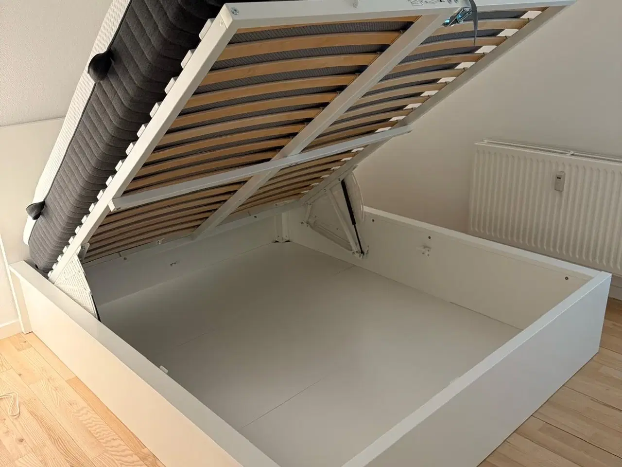 Billede 2 - Bed with Mattress – Great Condition & Very Comfort