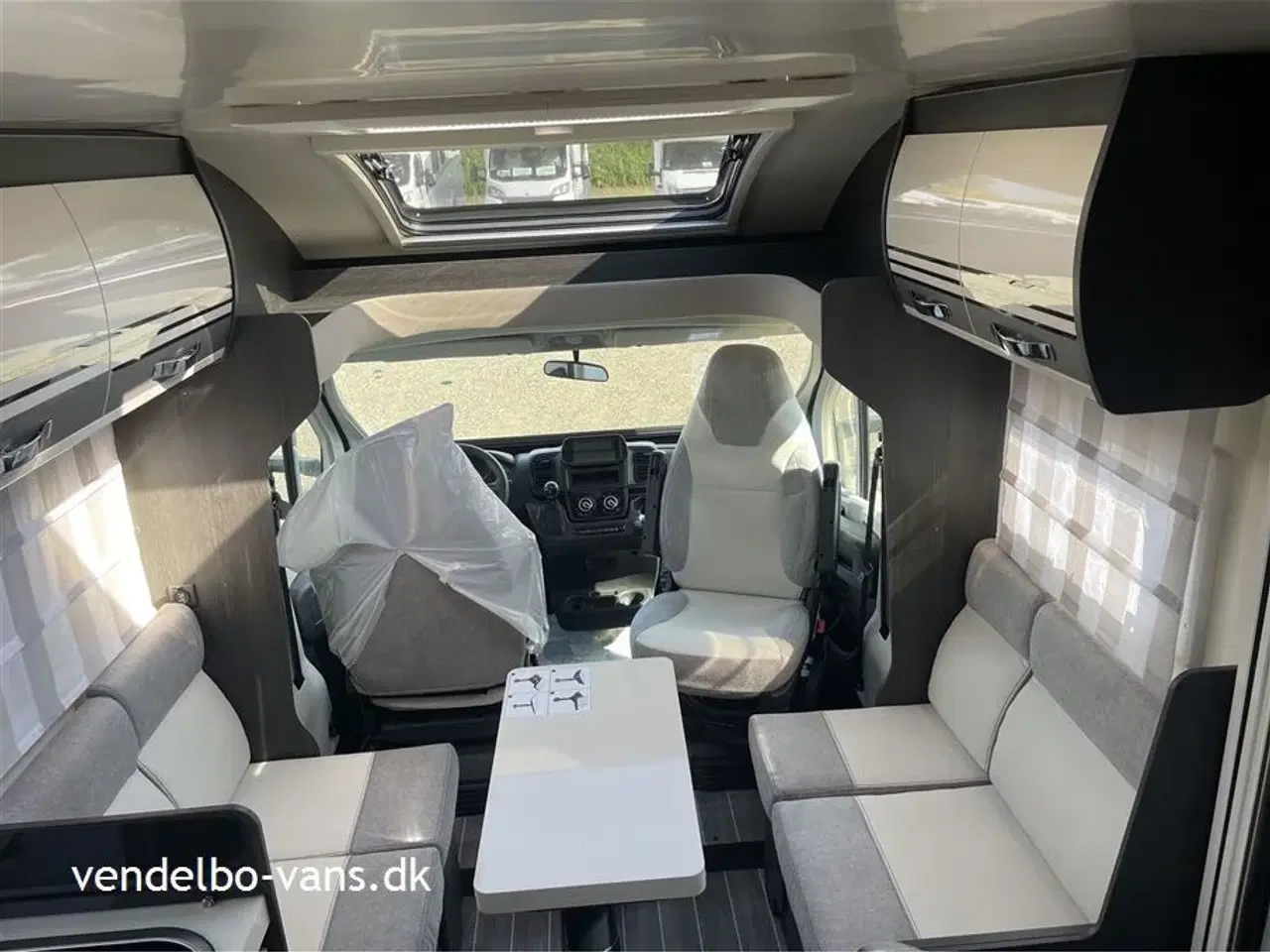 Billede 14 - 2026 - Rollerteam Kronos 267P Comfort Power Selekt   Fritstående queensbed og face2face siddegruppe