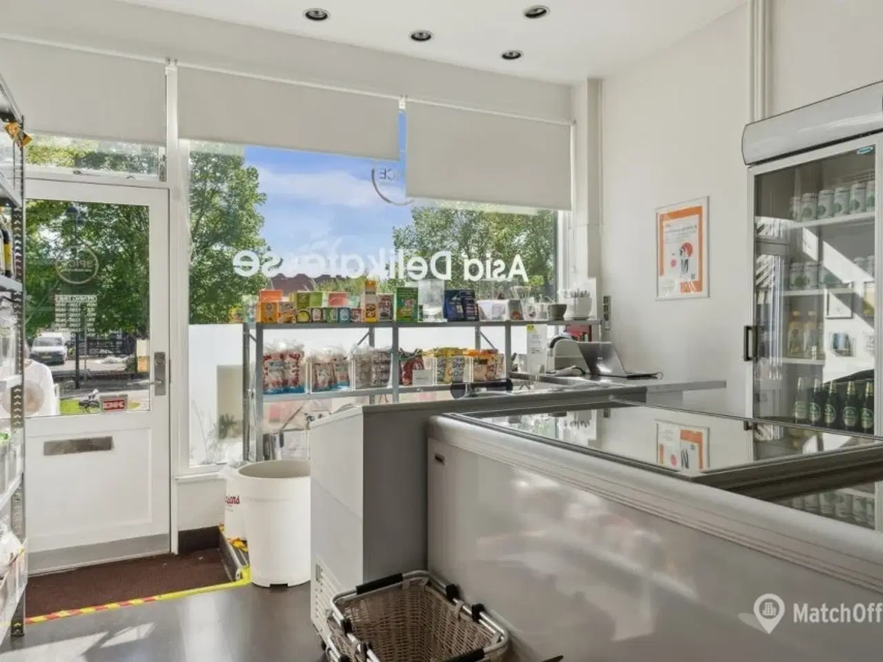 Billede 7 - Fin lille butik med godt lysindfald