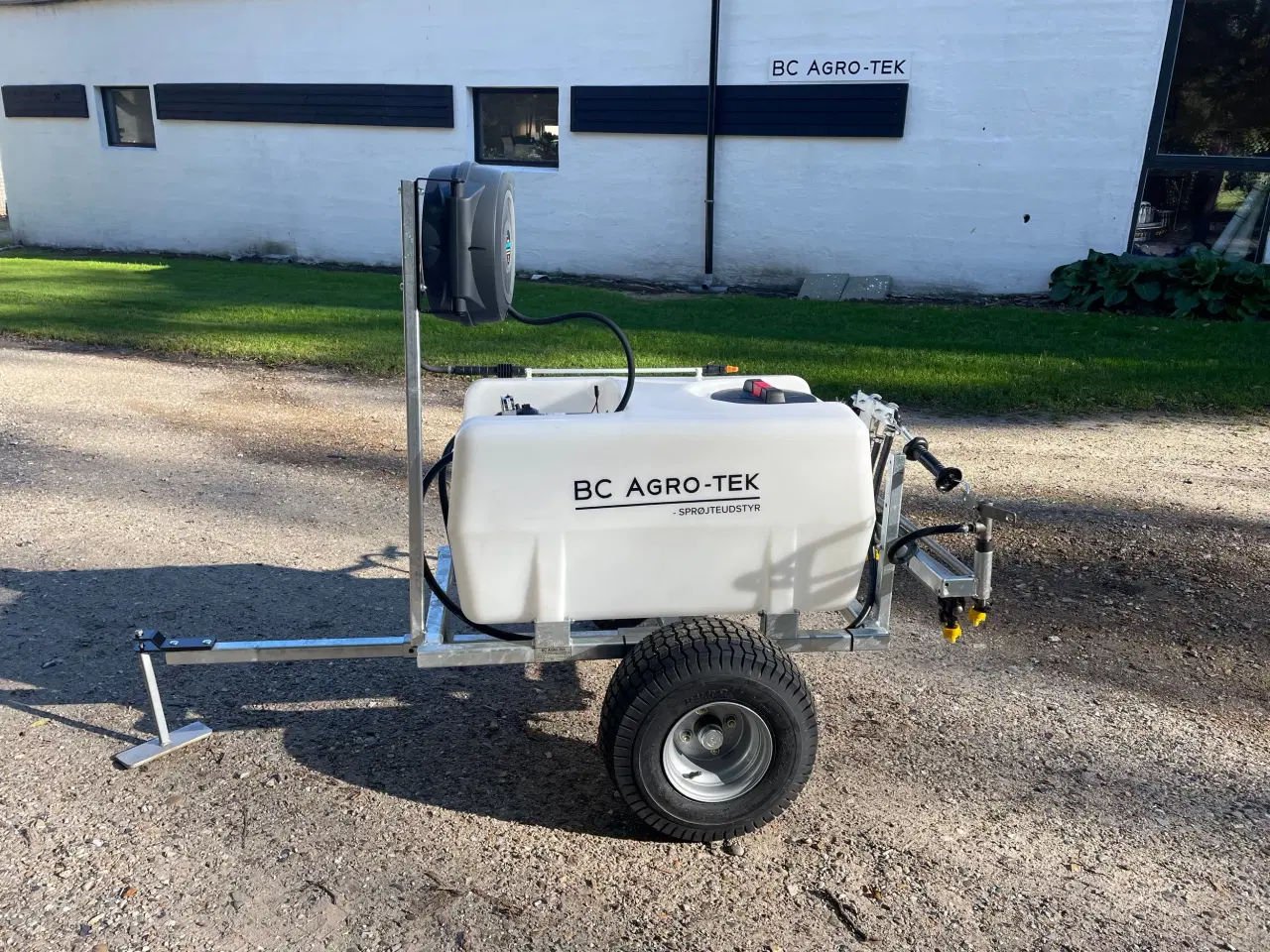 Billede 1 - Trailersprøjte med sprøjtebom, 200 liter.