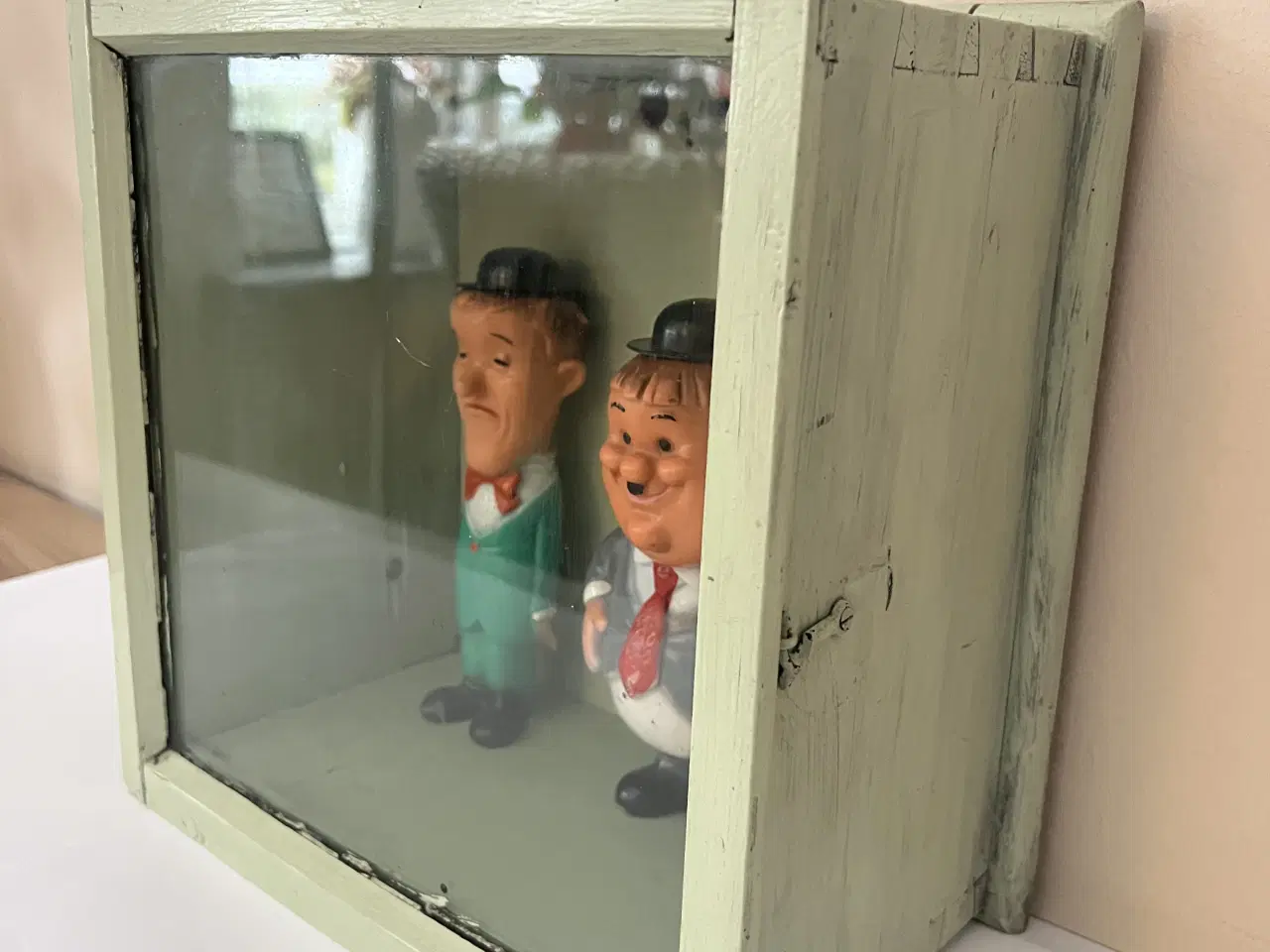 Billede 4 - Fedt lille retro skab i træ og glas 