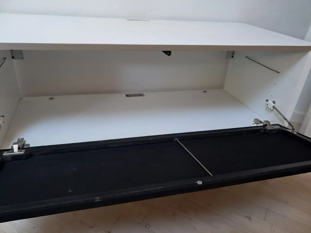 Billede 2 - TV bord med plads til surround anlæg samt 42' TV