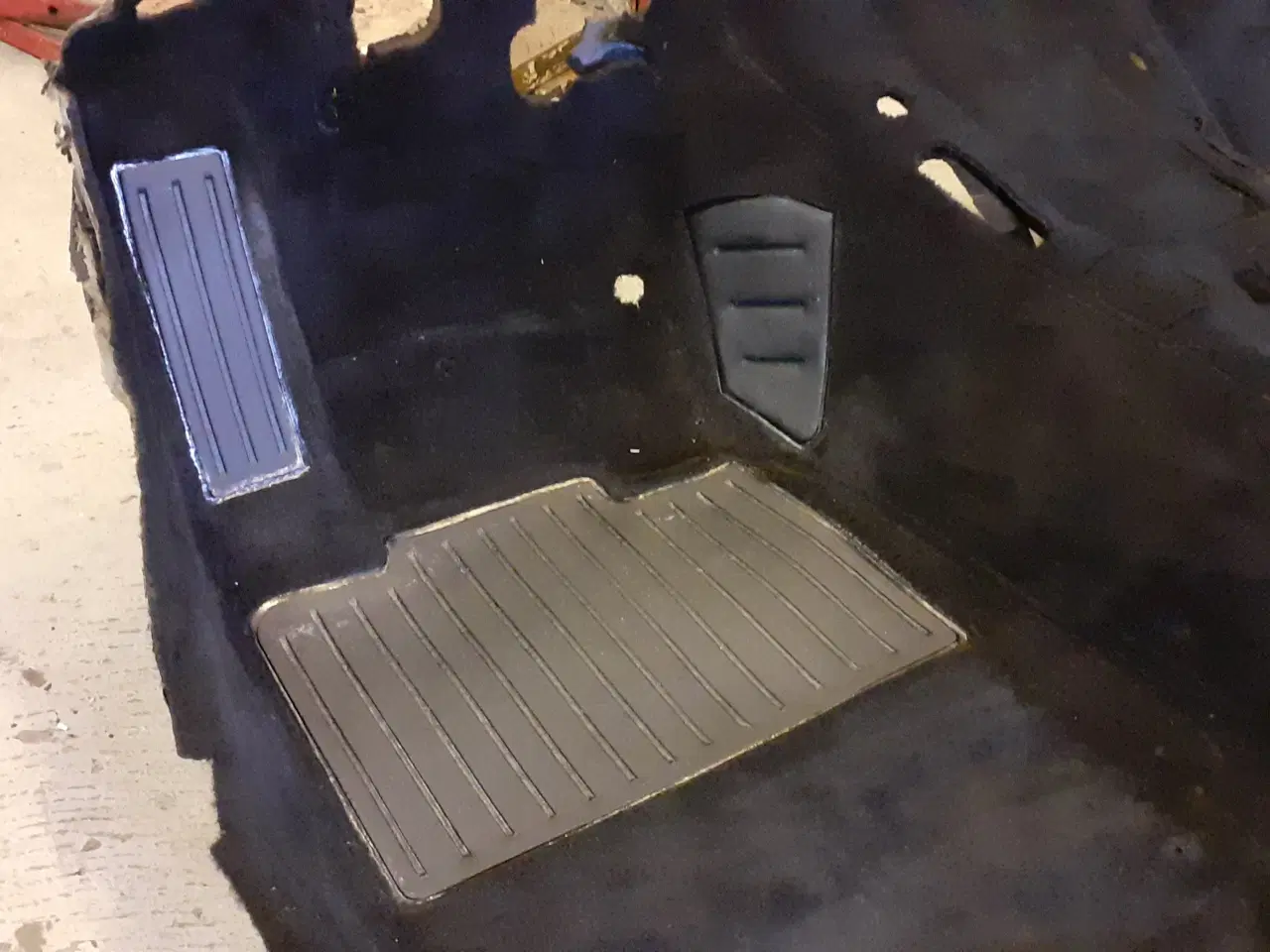 Billede 5 - Sort gulvtæppe BMW E30