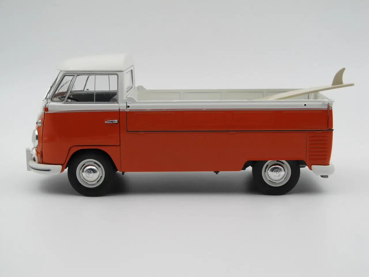 Billede 2 - 1963 VW T1 Pritsche / Sika m. Surfboard 1:18  