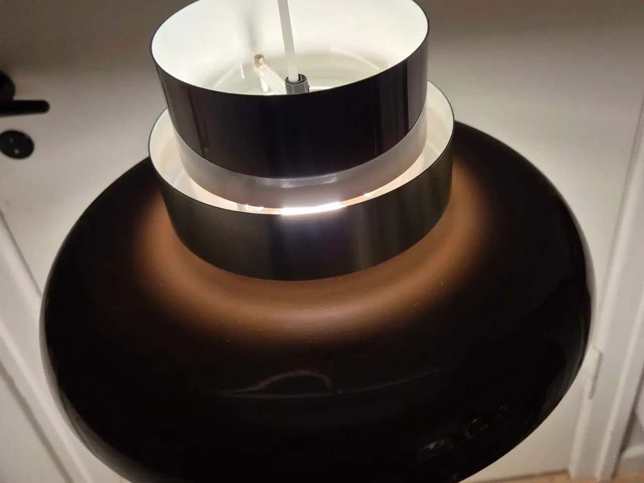 Billede 2 - Chokoladebrun retrolampe med guldfarvet ring