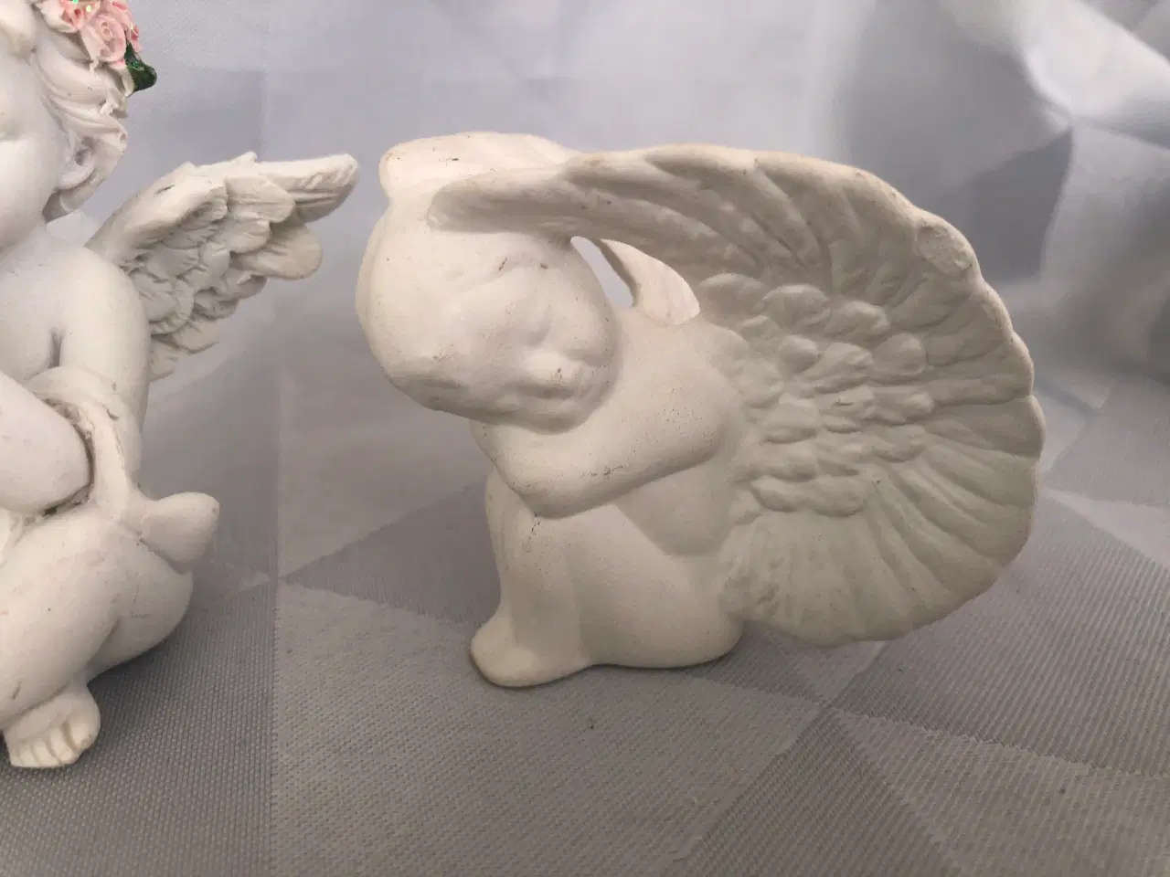 Billede 4 - To forskellige keramik engle figurer 