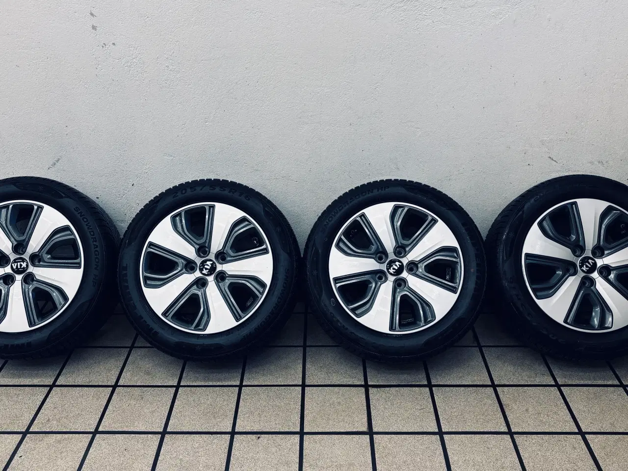 Billede 2 - 🚗 Originale Kia Niro alufælge med vinterdæk – kla
