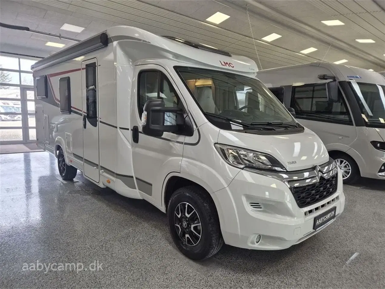 Billede 1 - 2023 - LMC Tourer H730 G Lift   Markise. solcelle. 200Ah lithium. 2000w inverter. 2x tv. Avara alarm. gulvtæppe. kompressor køleskab. Thetford ovn. gulvarme. undervognsbehandlet og lakforseglet.
