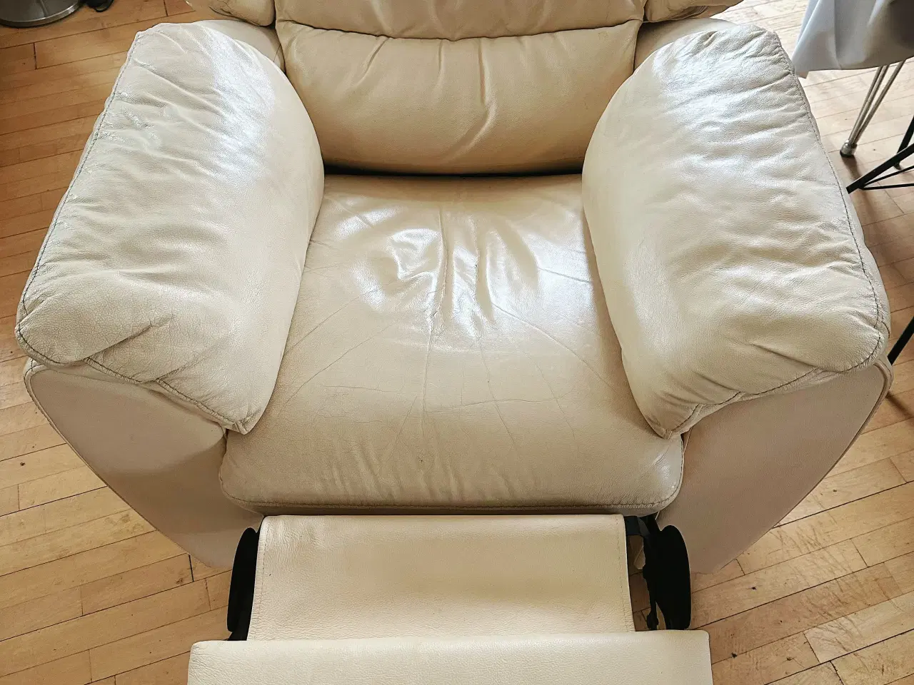 Billede 3 - Beige læder recliner med drejefod og fodstøt