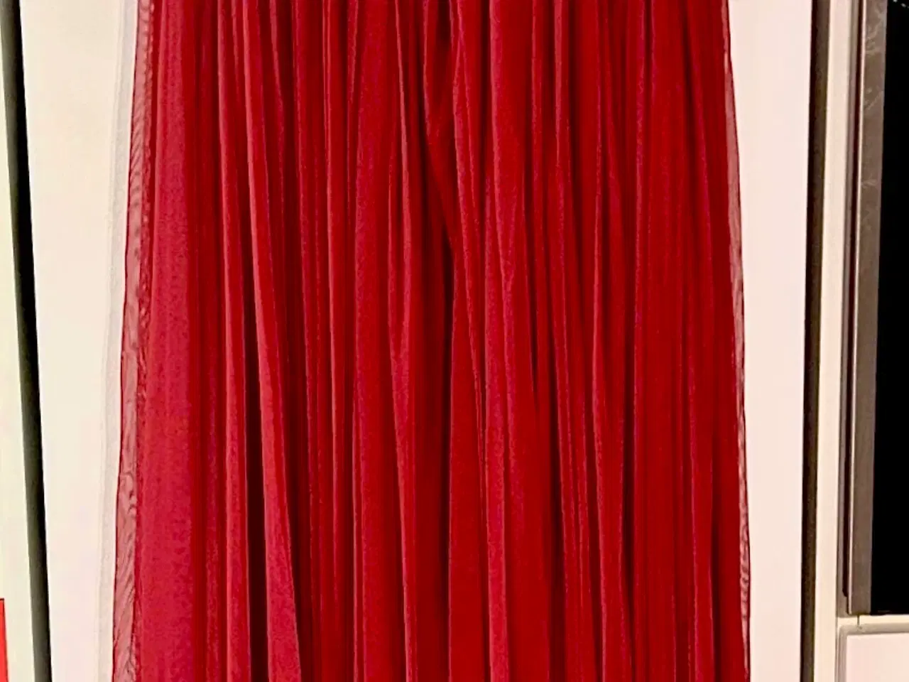 Billede 6 - Smuk, lang kjole haves i sort og rød