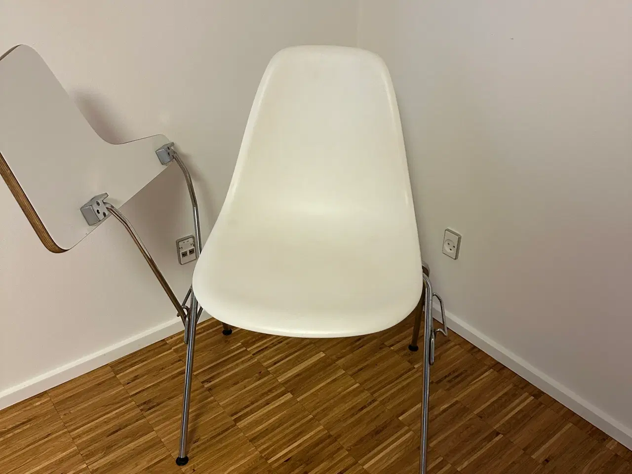 Billede 3 - Eames stol med bord