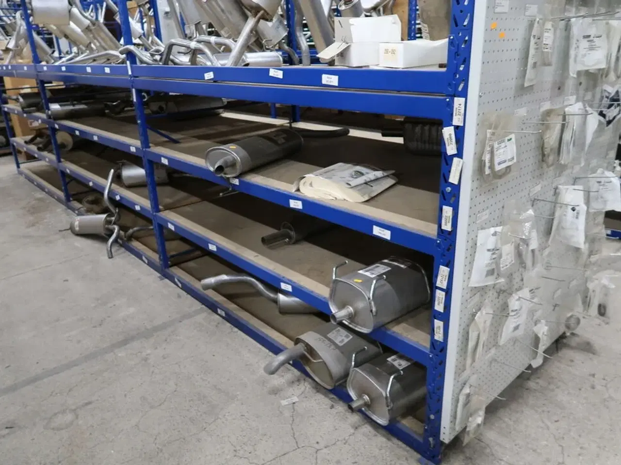 Billede 3 - Reol til udstødninger uden indhold