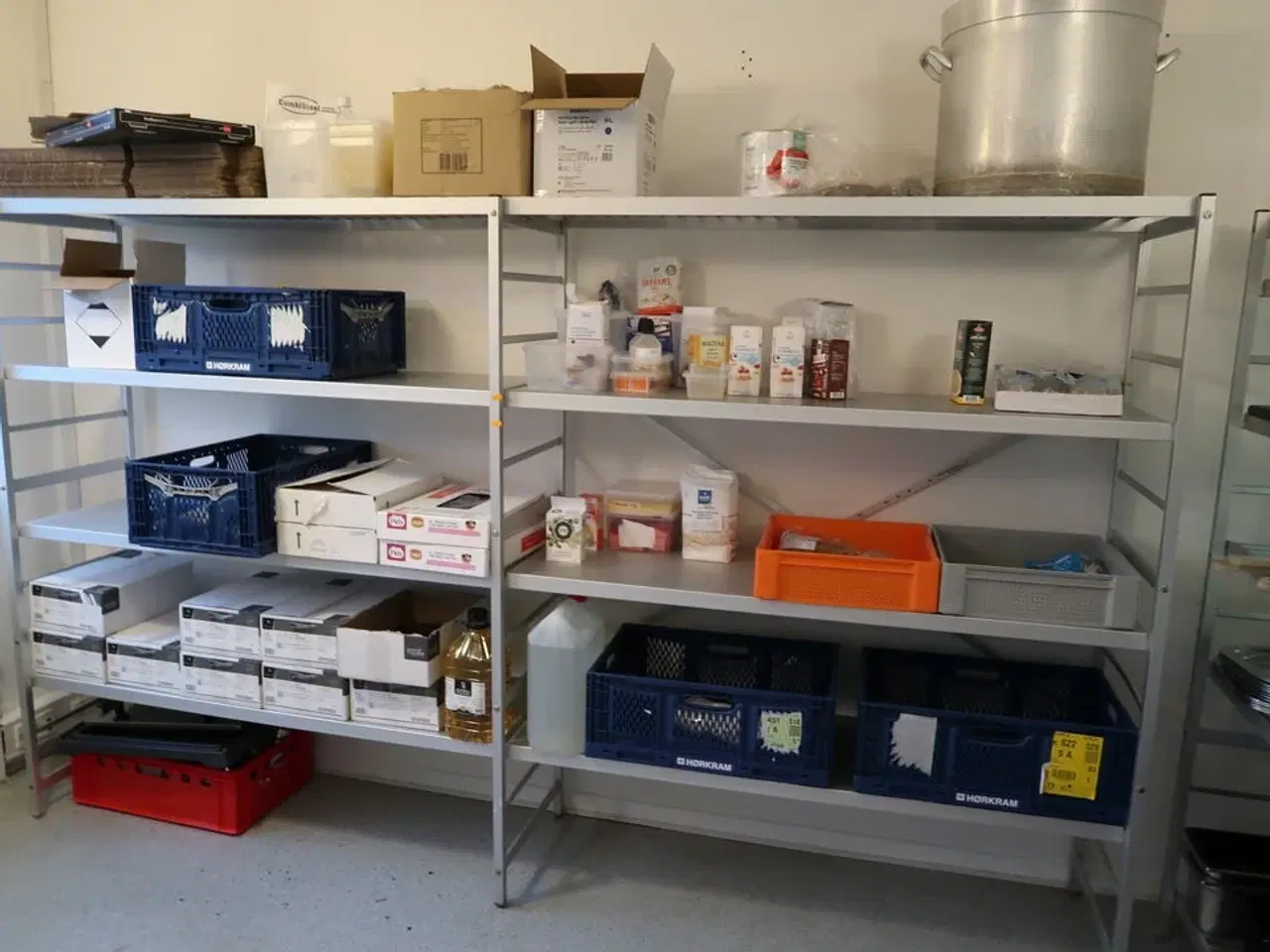 Billede 1 - 2 stk. fødevarereoler med div. Fødevarer, gryde m.m.