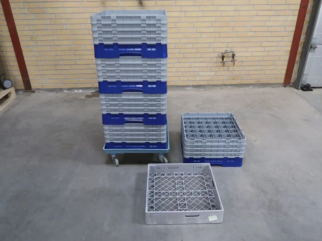 Billede 1 - Lav kurvevogn med 6 stk. opvaskebakker