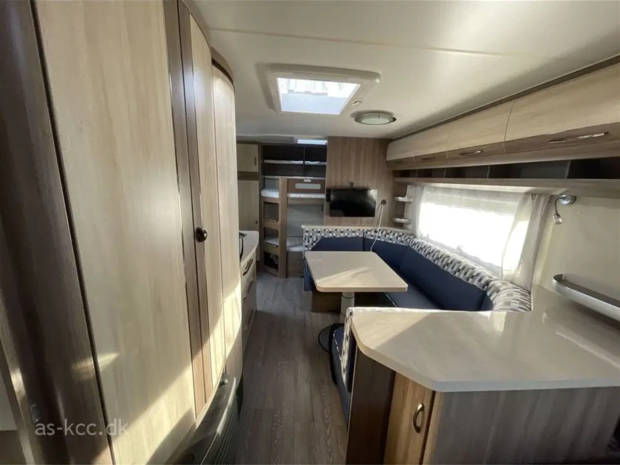 Billede 13 - 2017 - Hobby De Luxe 560 KMFe   Hobby De Luxe 560 KMFE årg. 2017 incl. 6 sovepladser, 6 siddepladser, Nyt Isabella Commodore Dawn 2024, mover, Eclipse12v tv, Sun Blue med stænger