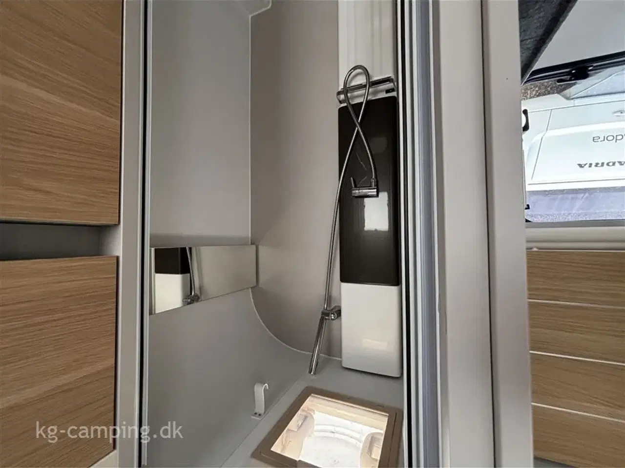 Billede 10 - 2021 - Adria Adora 572 UT Alde   Vognen fremtræder hysterisk velholdt og med lækkert udstyr.