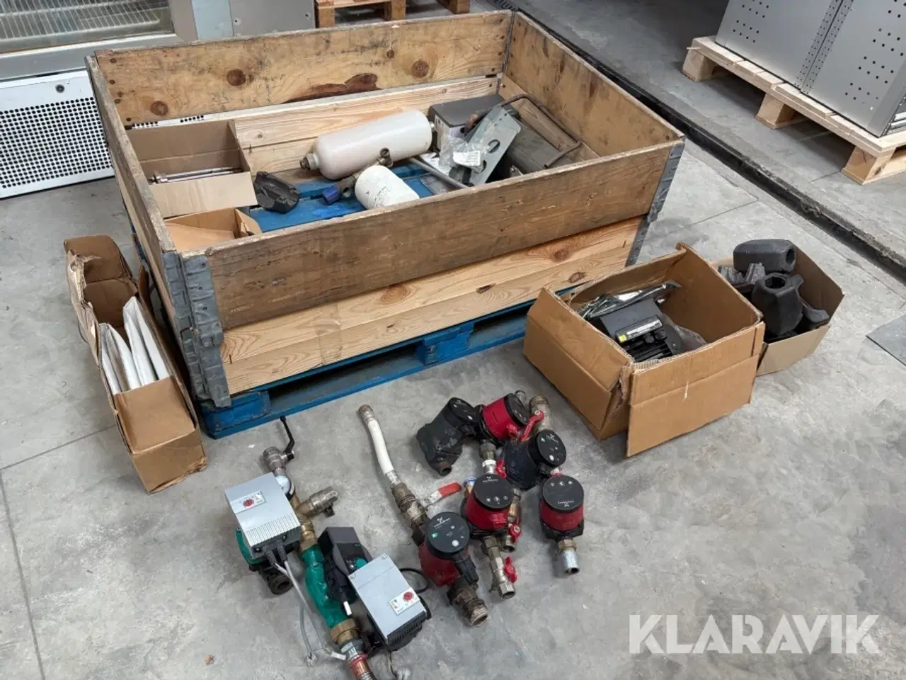 Billede 3 - Blandet kasse med pumper og isolering dertil. Grundfos 9 styk