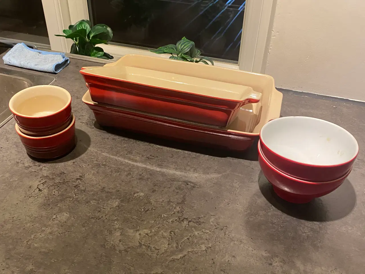 Billede 3 - Rødt fade til ovnen og 4 skåle kun brugt et par ga