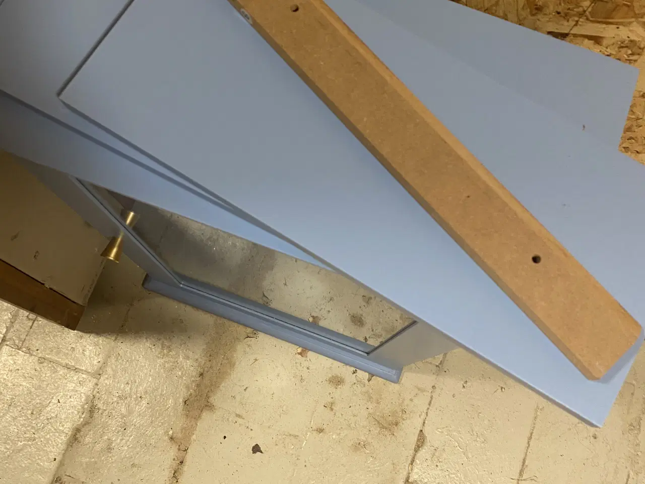 Billede 2 - Skab med glaslåge + hylder 