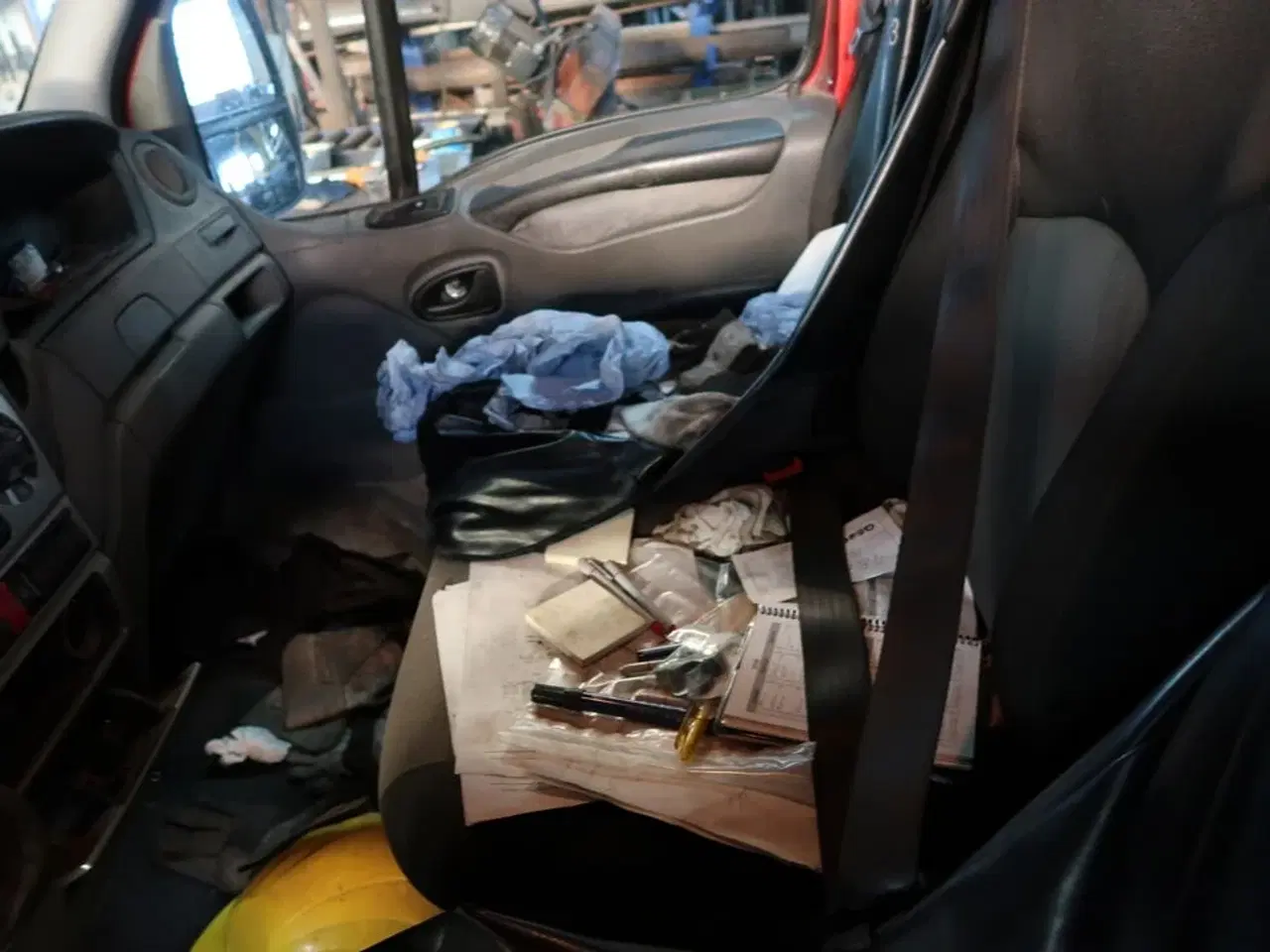 Billede 15 - Varebil IVECO 35s14av (15,6m3)eu4 (indhold bag i bilen medfølger ikke)