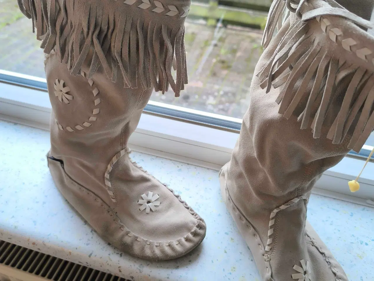 Billede 9 - Rundskin støvle i sort og beige farve 