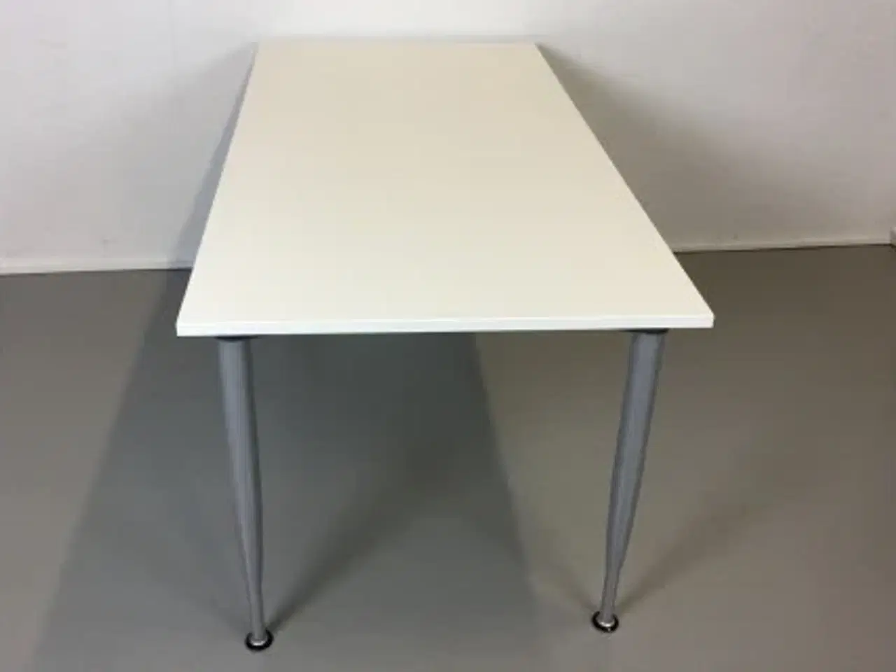 Billede 3 - Kinnarps konferencebord med hvid plade på grå ben
