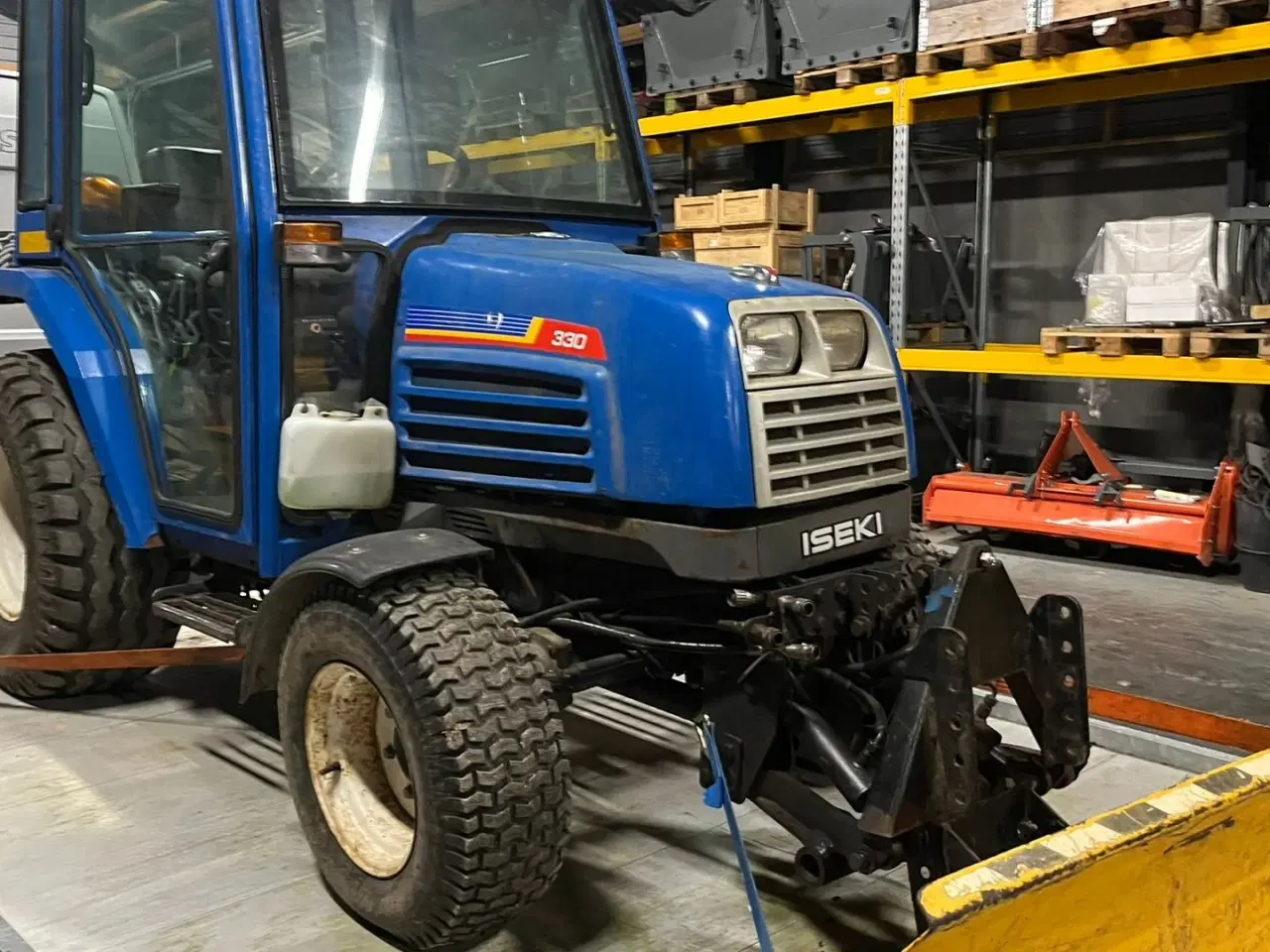 Billede 12 - Iseki 330 Med frontlift, sneplov og lukket kabine