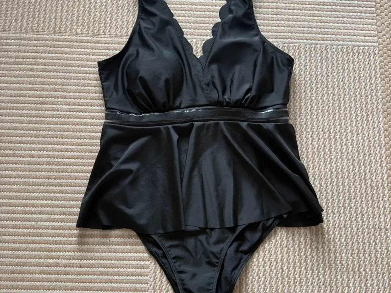 Billede 1 - Sort badedragt med skød. Str 54.