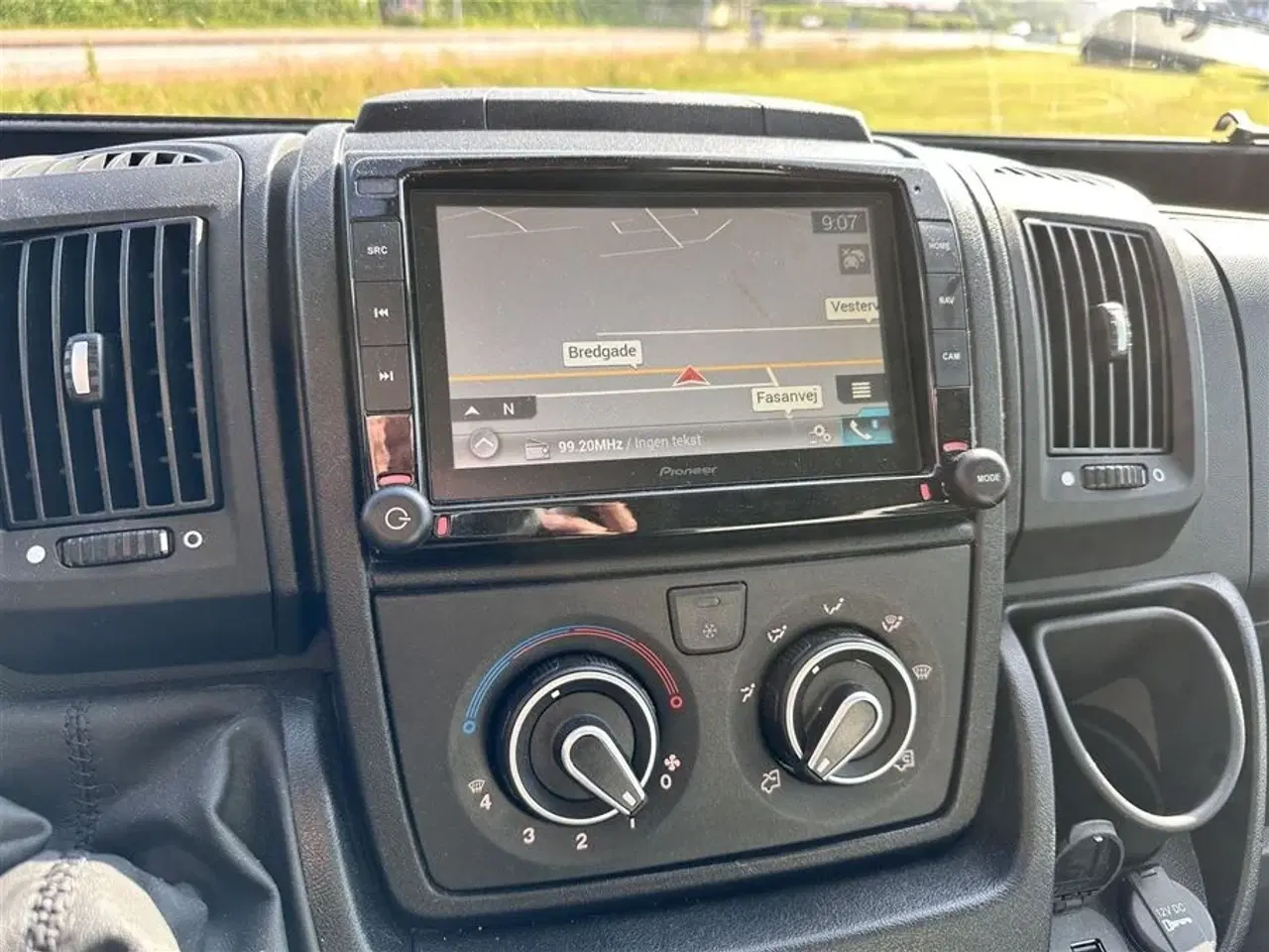 Billede 3 - 2021 - Bravia 636 140 Hk Edition 30   Campervan med langsgående senge og god indretning Kørt 20,500 Km.