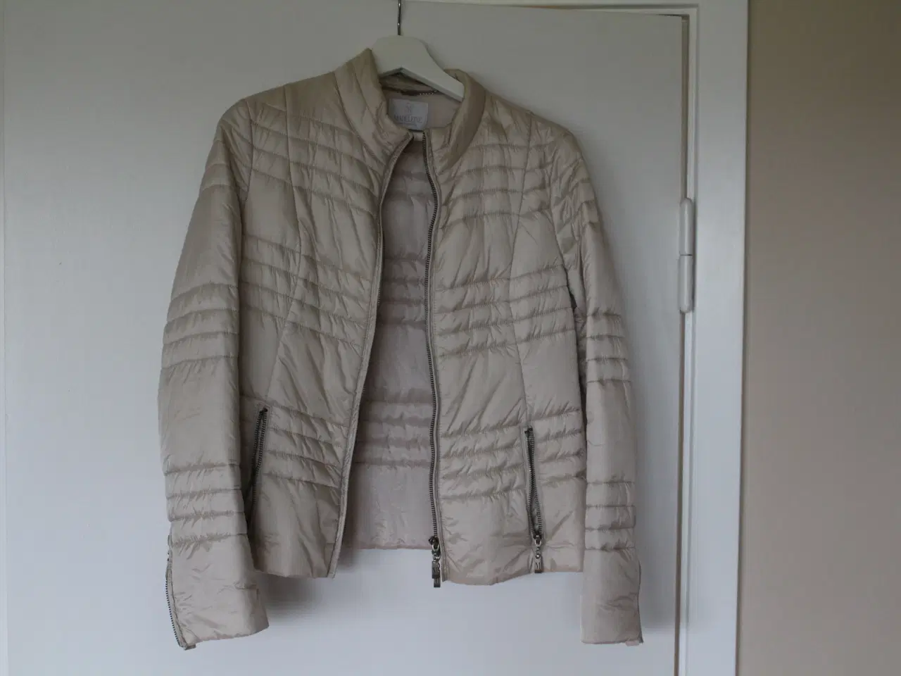 Billede 1 - Madeleine cremefarvet jakke str. 36 til salg