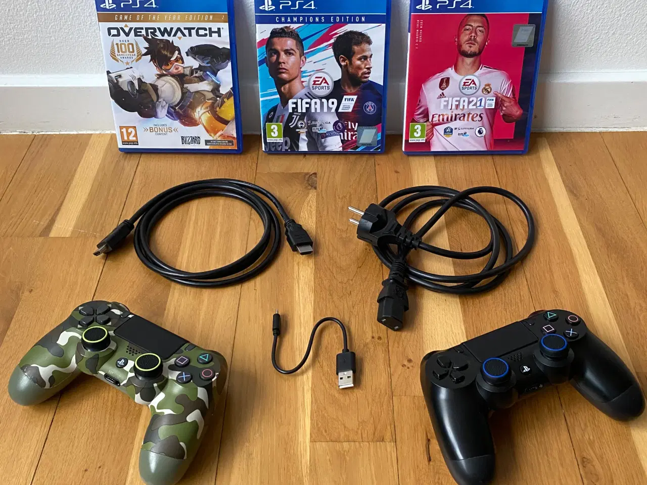 Billede 2 - PS4 Pro 1TB – 2 controllere + 3 spil, flot stand