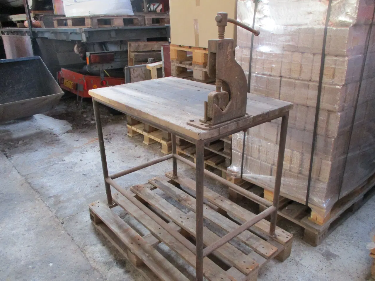 Billede 1 - Bord med kraftig rørskruestik